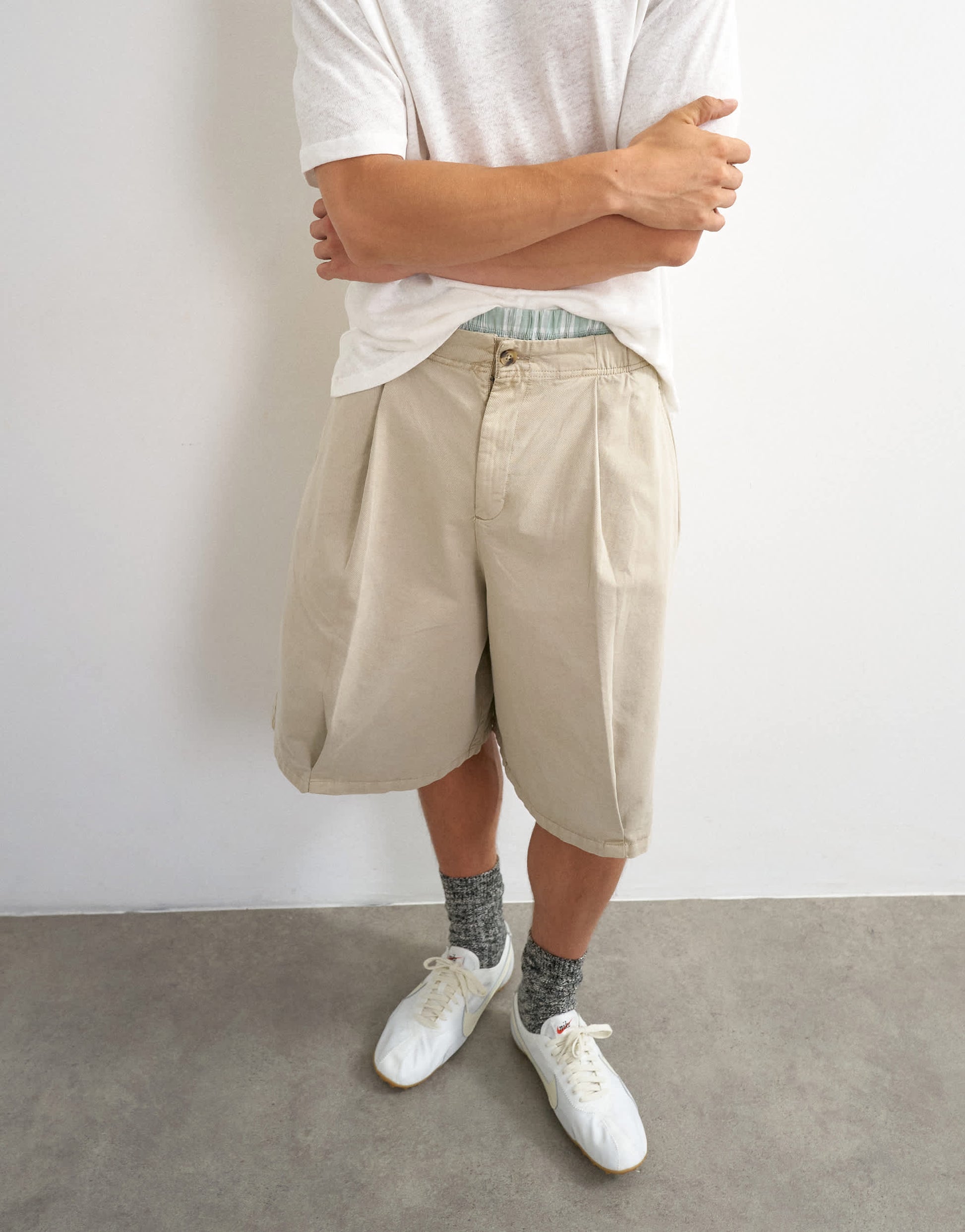 Topman wide leg twill bermuda short with pronounced pleat in stone