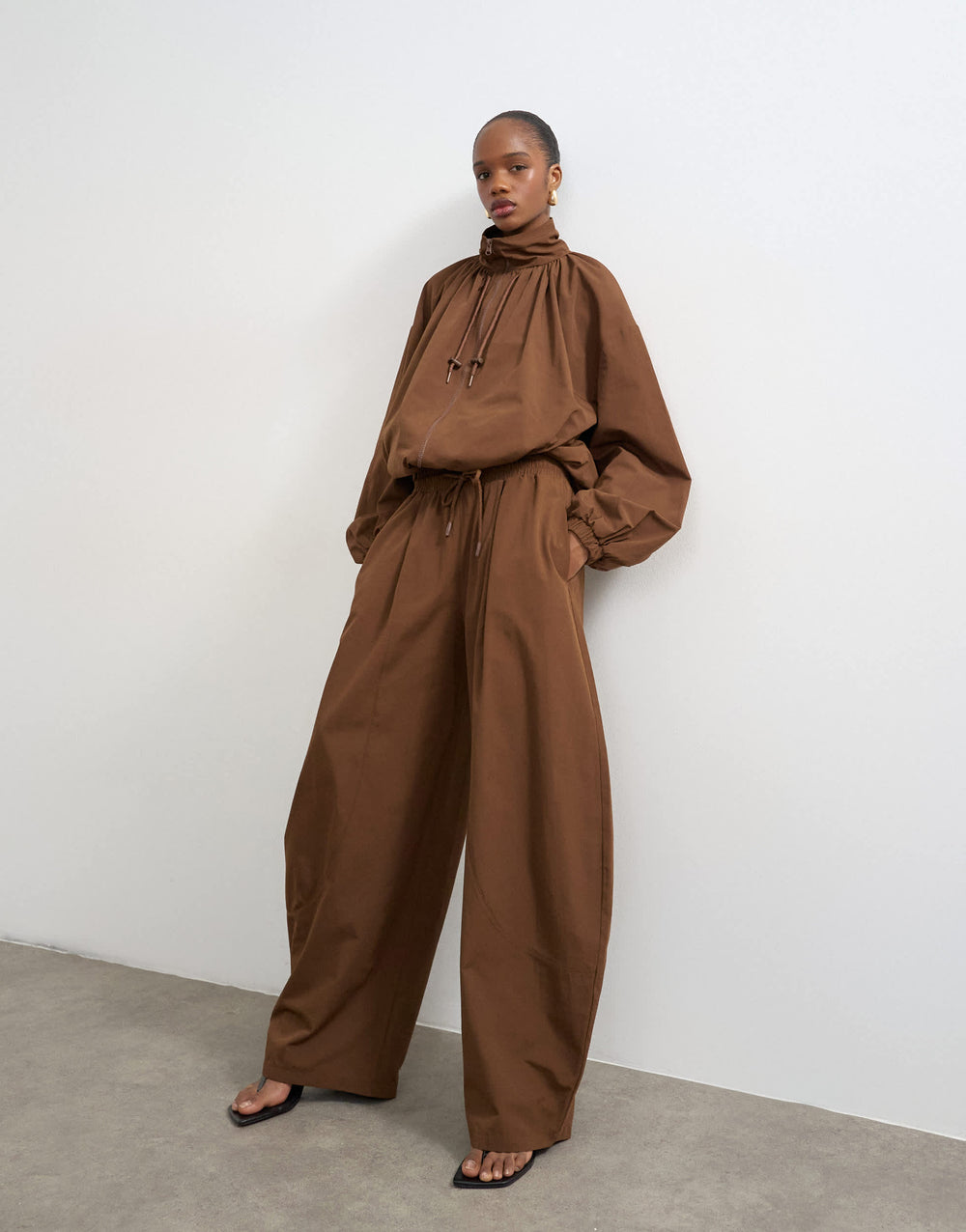 Pantalon ovale léger en tissu technique coordonné Topshop couleur chocolat