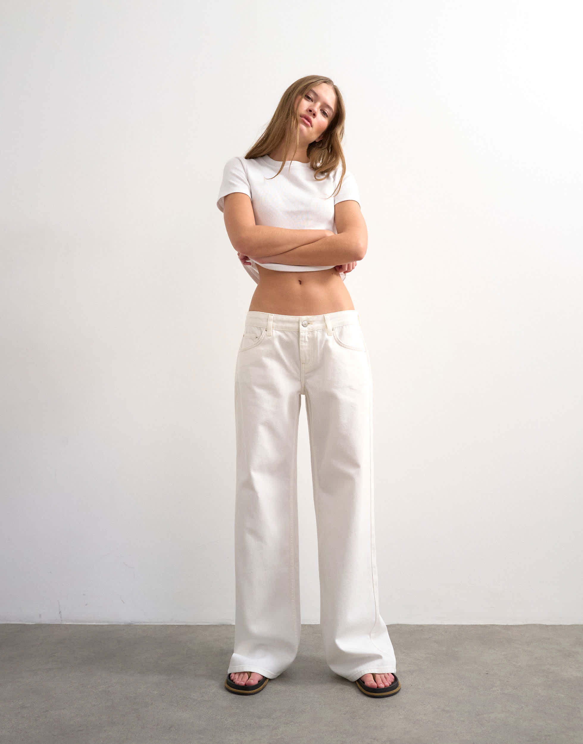 Topshop Low-Rise-Jeans mit weitem Bein in Beige