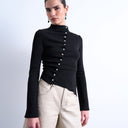 Topshop Langarmshirt mit hohem Kragen, Rüschen und Knöpfen in Schwarz