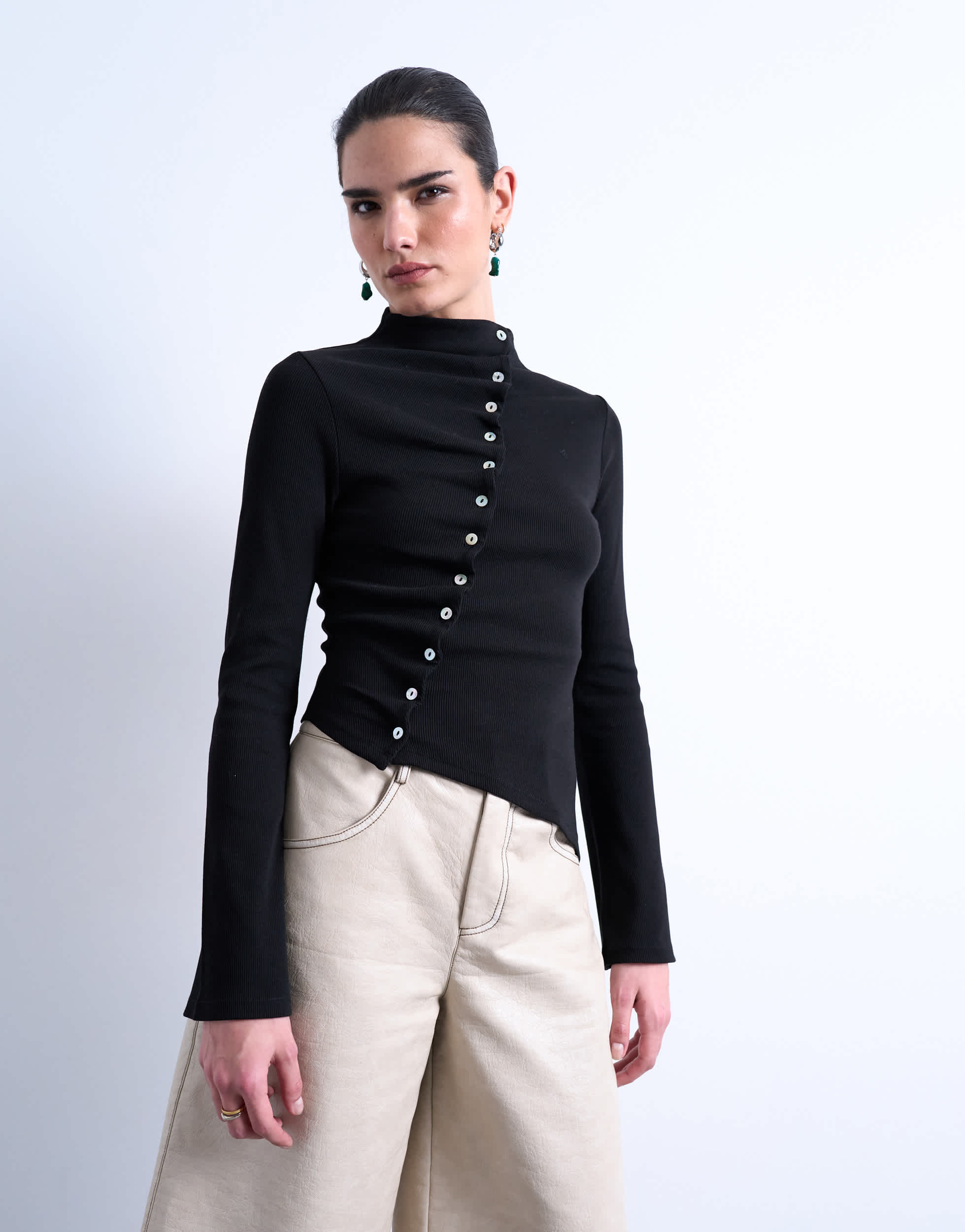 Topshop Langarmshirt mit hohem Kragen, Rüschen und Knöpfen in Schwarz