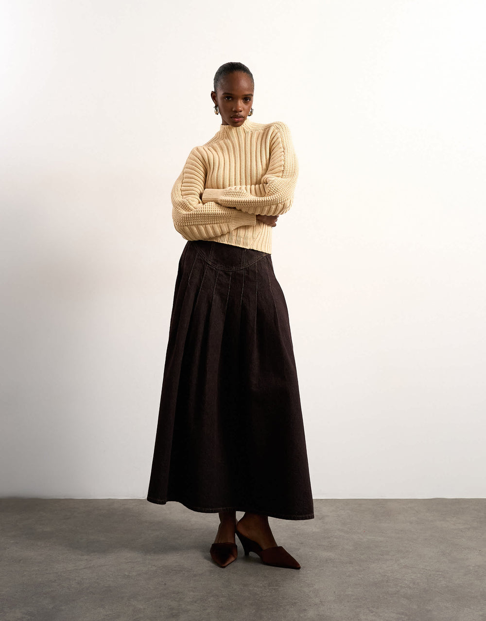 Tolu Coker x Topshop – Denim-Maxi-Faltenrock im Rundschnitt in Brown Rinse
