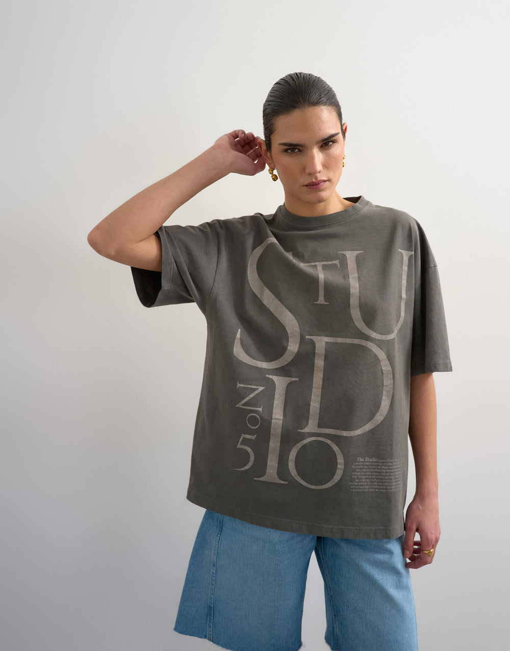 Topshop T-Shirt mit überschnittenen Schultern und „Studio“-Grafikprint in Washed Black
