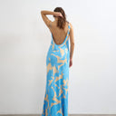 Robe longue en satin Topshop coupe en biais à encolure dos nu, dos ouvert et encolure dégagée à imprimé floral bleu