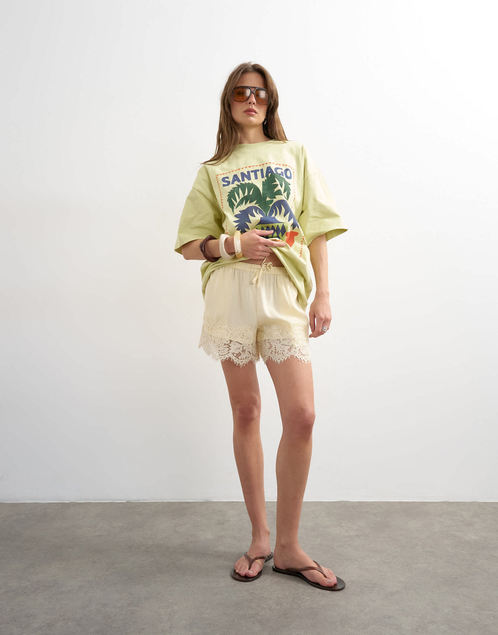 Topshop Satin-Shorts mit Spitzeneinsatz in Ecru