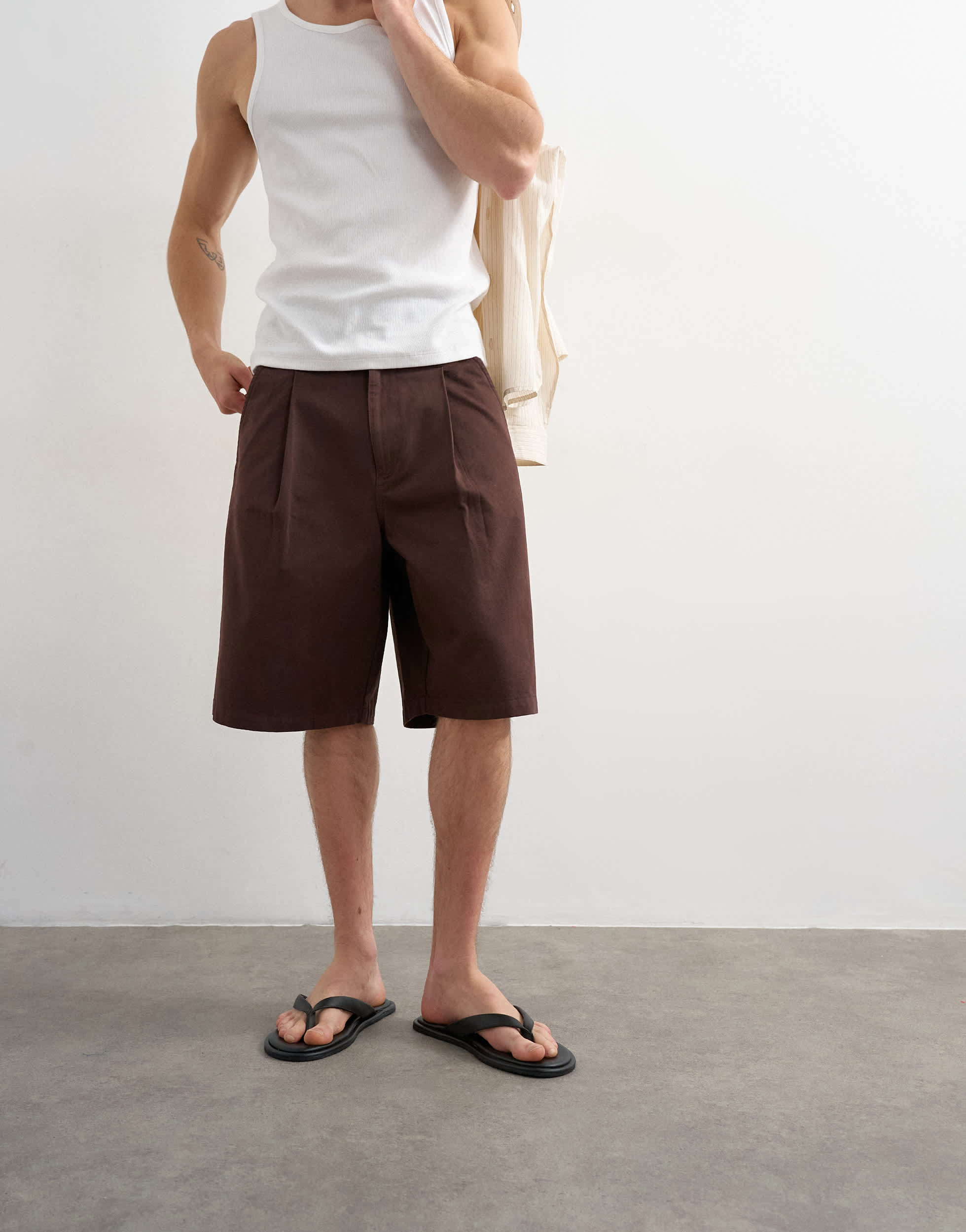 Topman wide leg twill bermuda short with pleats in brown