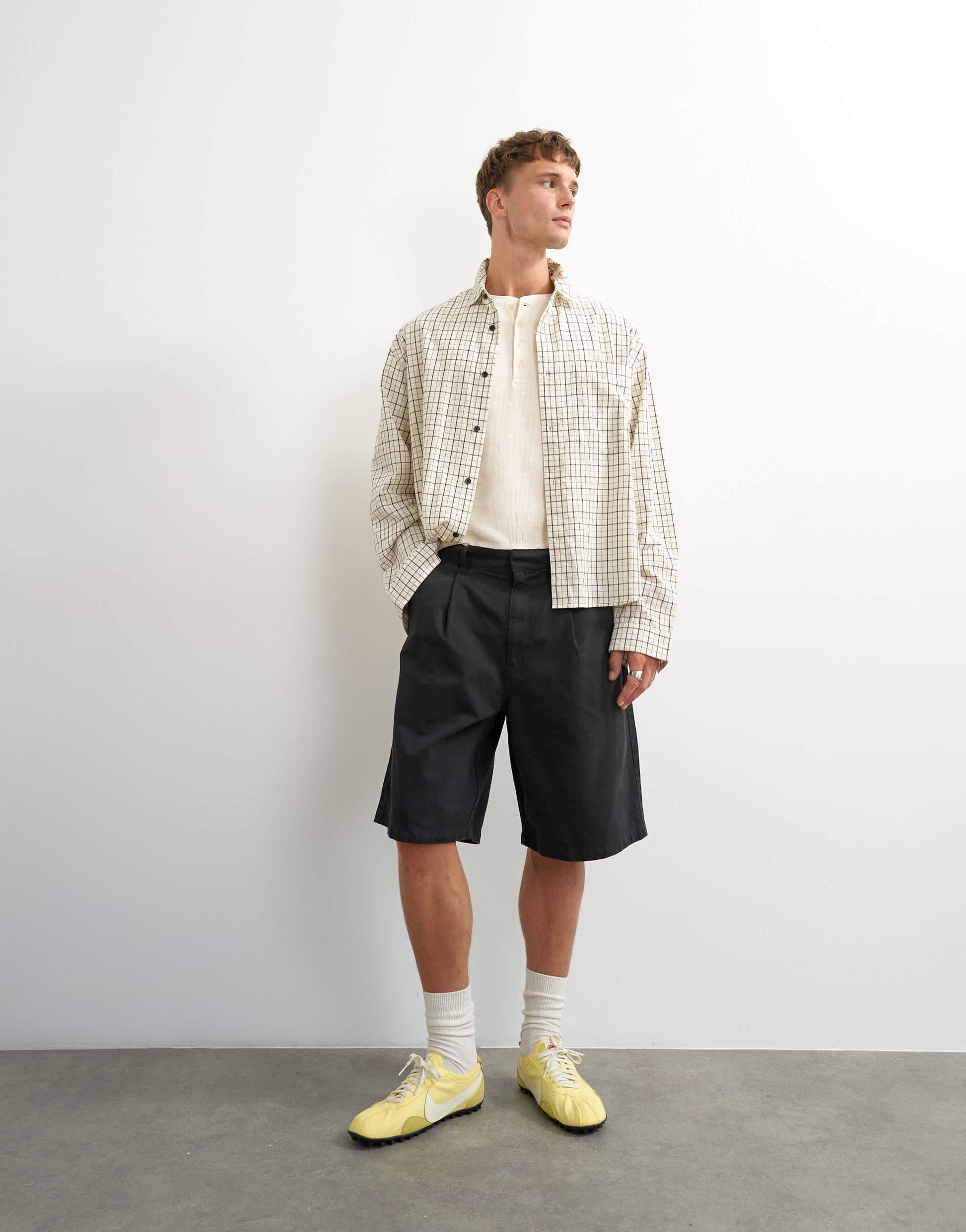Topman wide leg twill bermuda short with pleats in black