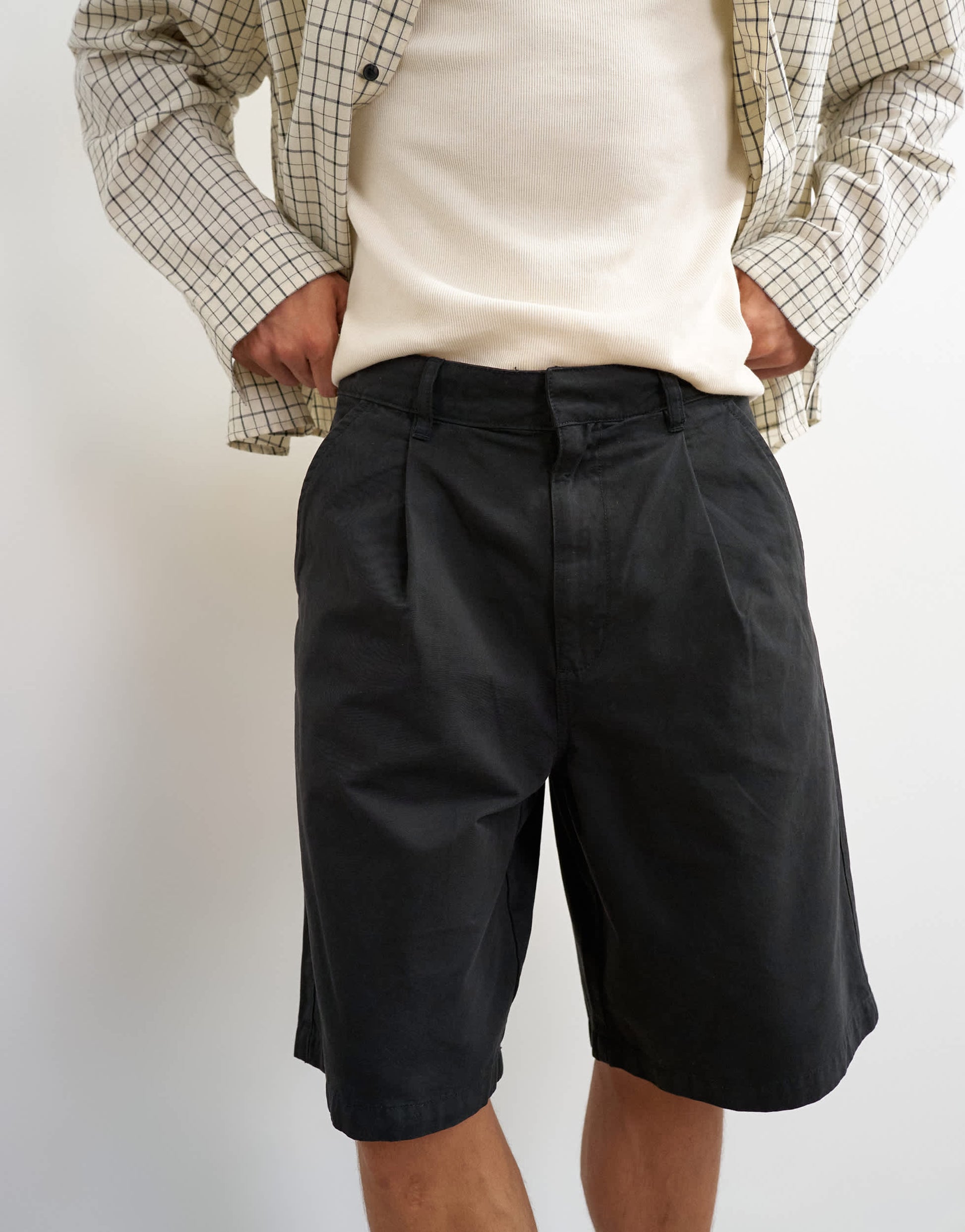 Topman wide leg twill bermuda short with pleats in black