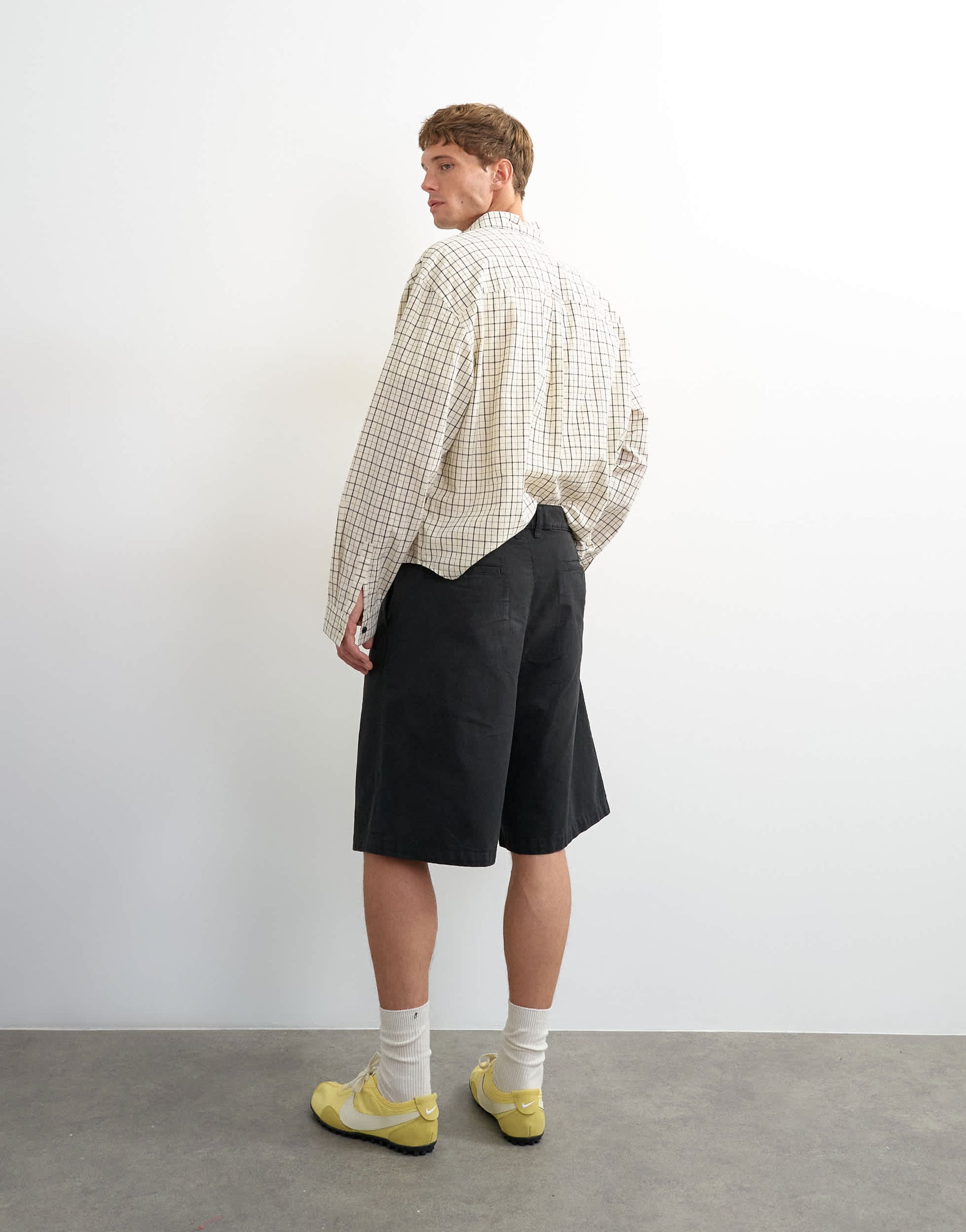 Topman wide leg twill bermuda short with pleats in black