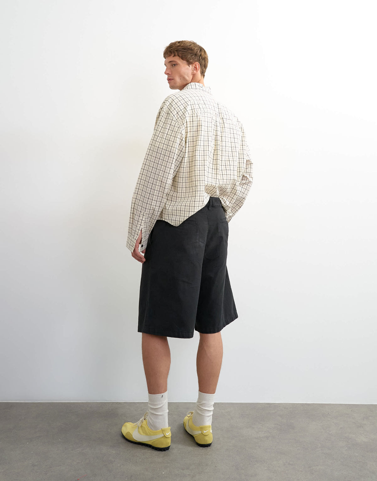 Topman wide leg twill bermuda short with pleats in black