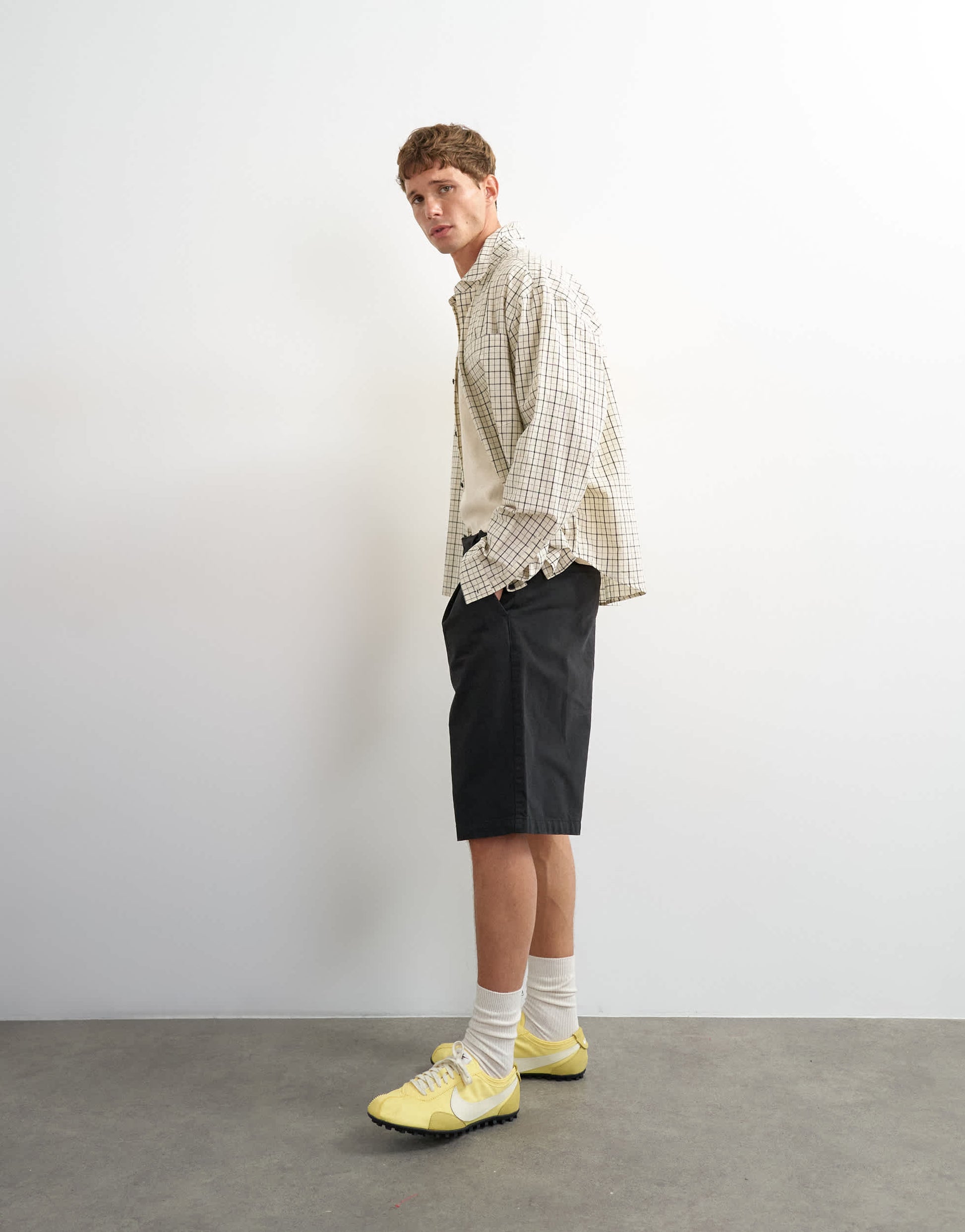 Topman wide leg twill bermuda short with pleats in black