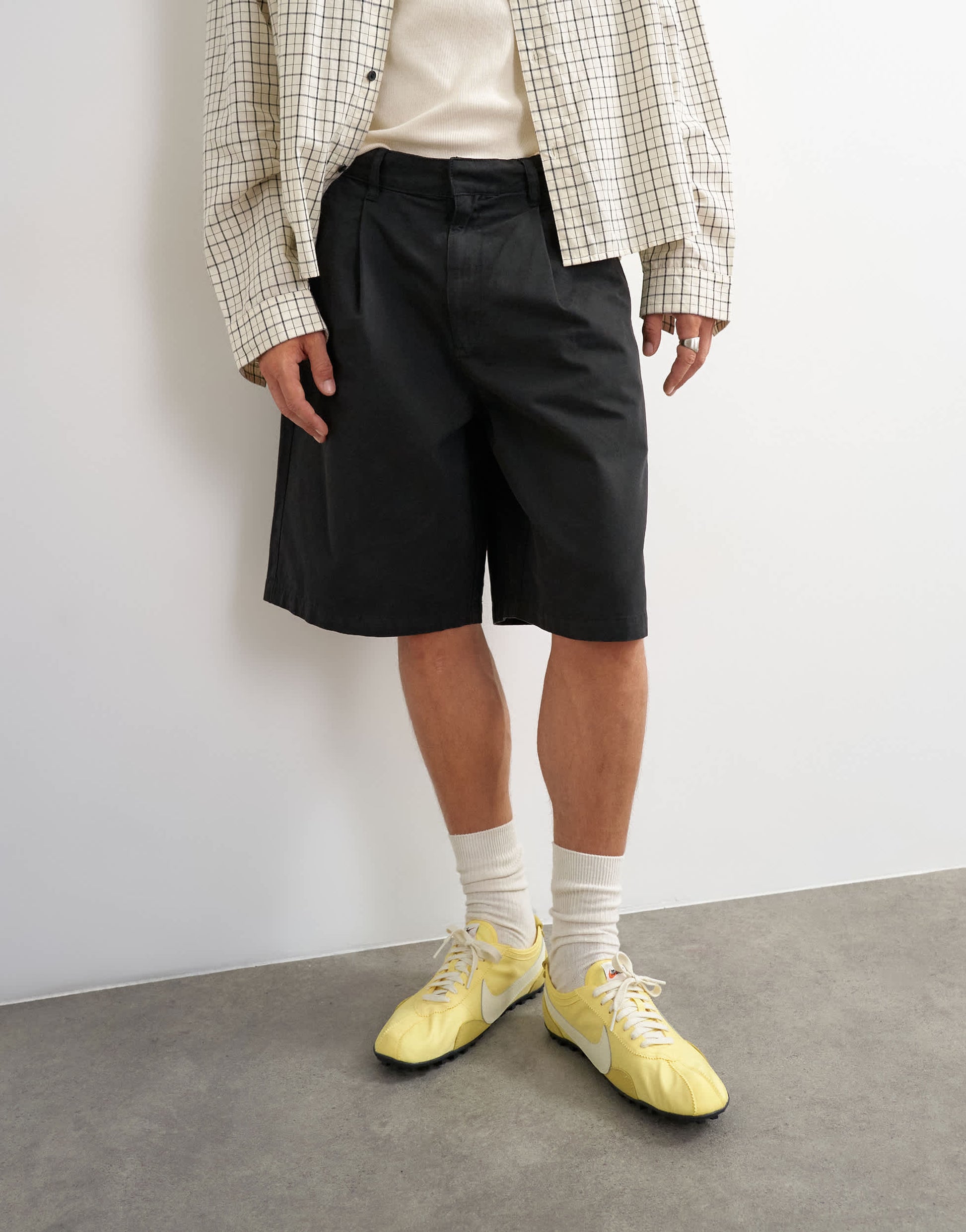 Topman wide leg twill bermuda short with pleats in black