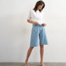 Topshop Jeans-Jorts mit ausgestelltem Bein und Bleichmittelstreifen