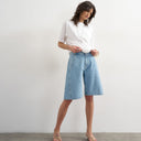 Topshop Jeans-Jorts mit ausgestelltem Bein und Bleichmittelstreifen
