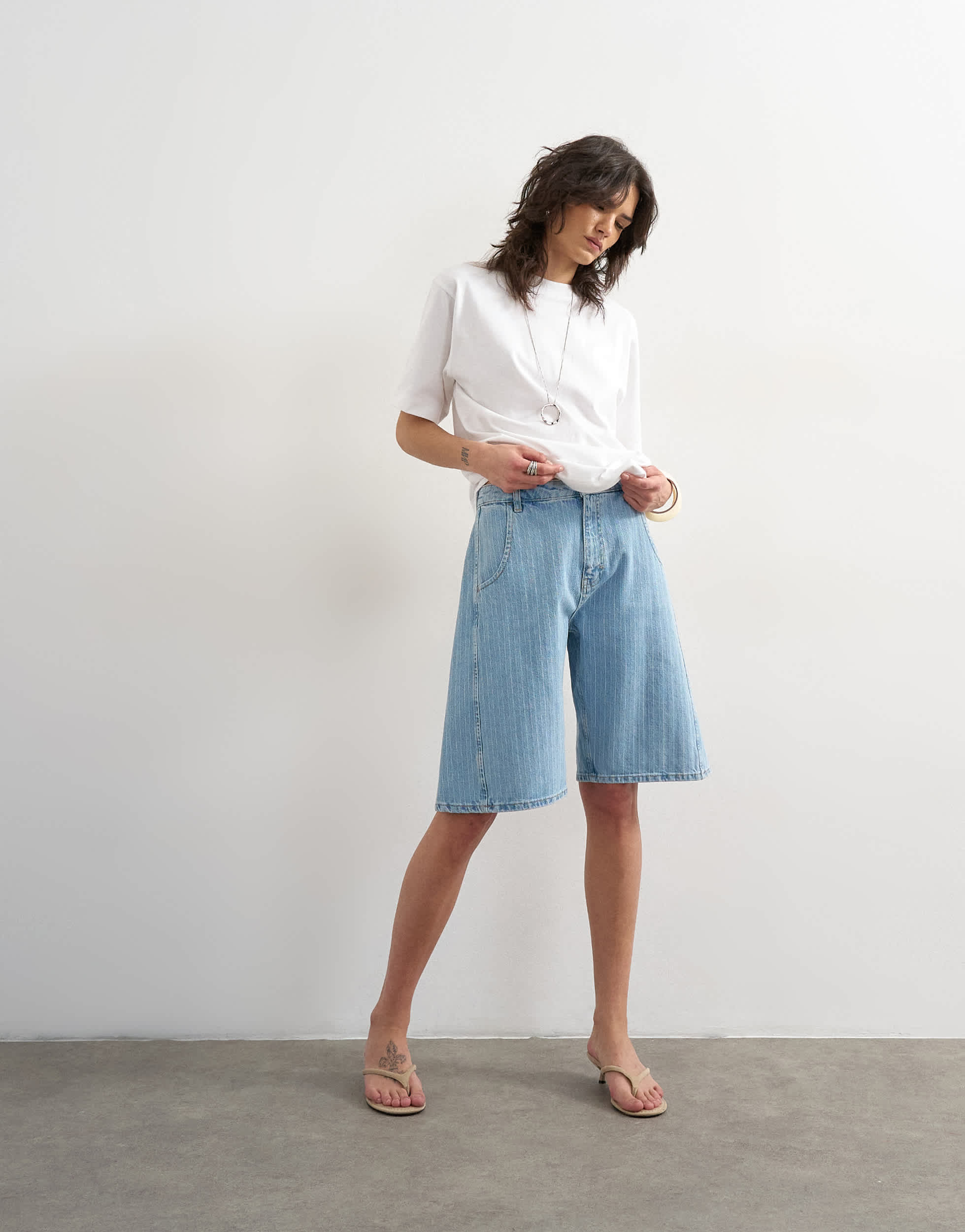 Topshop Jeans-Jorts mit ausgestelltem Bein und Bleichmittelstreifen