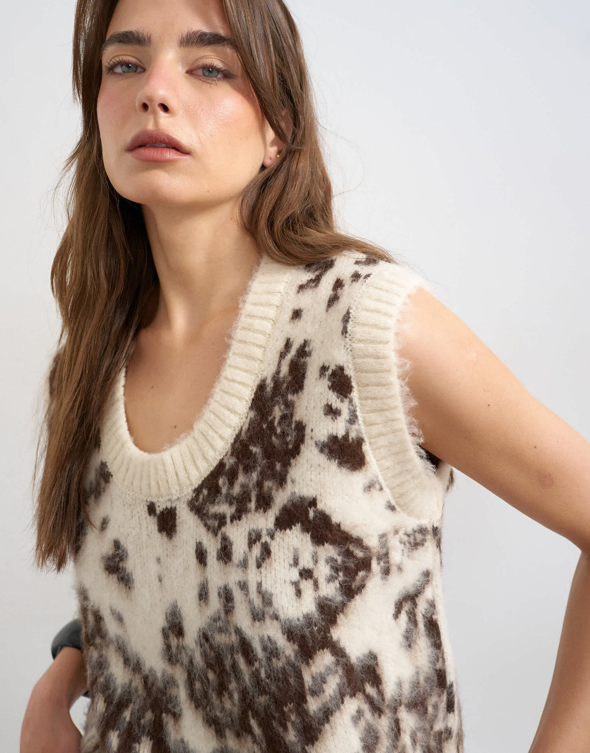 Topshop knitted scoop neck animal lightweight vest in ivory