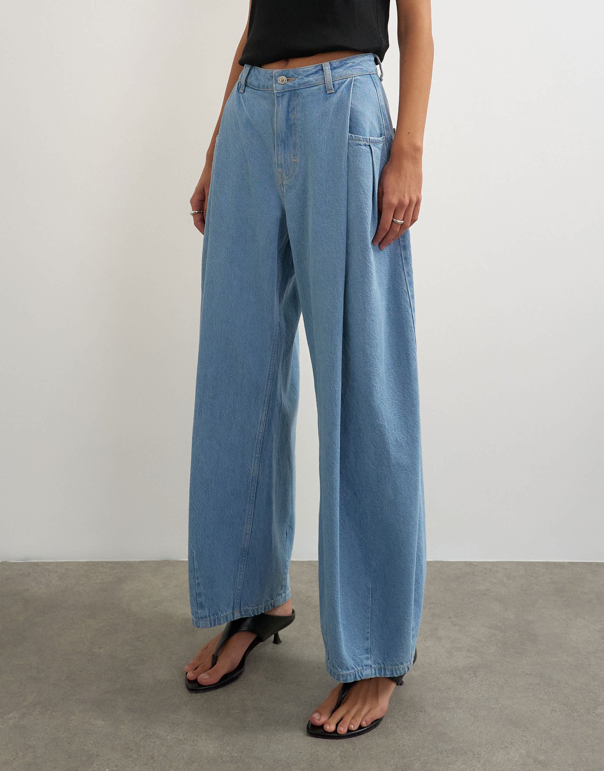 Topshop Cocoon mid rise barrel jean in bleach