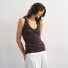 Topshop gerafftes V-Ausschnitt-Tanktop in Dunkelschokolade