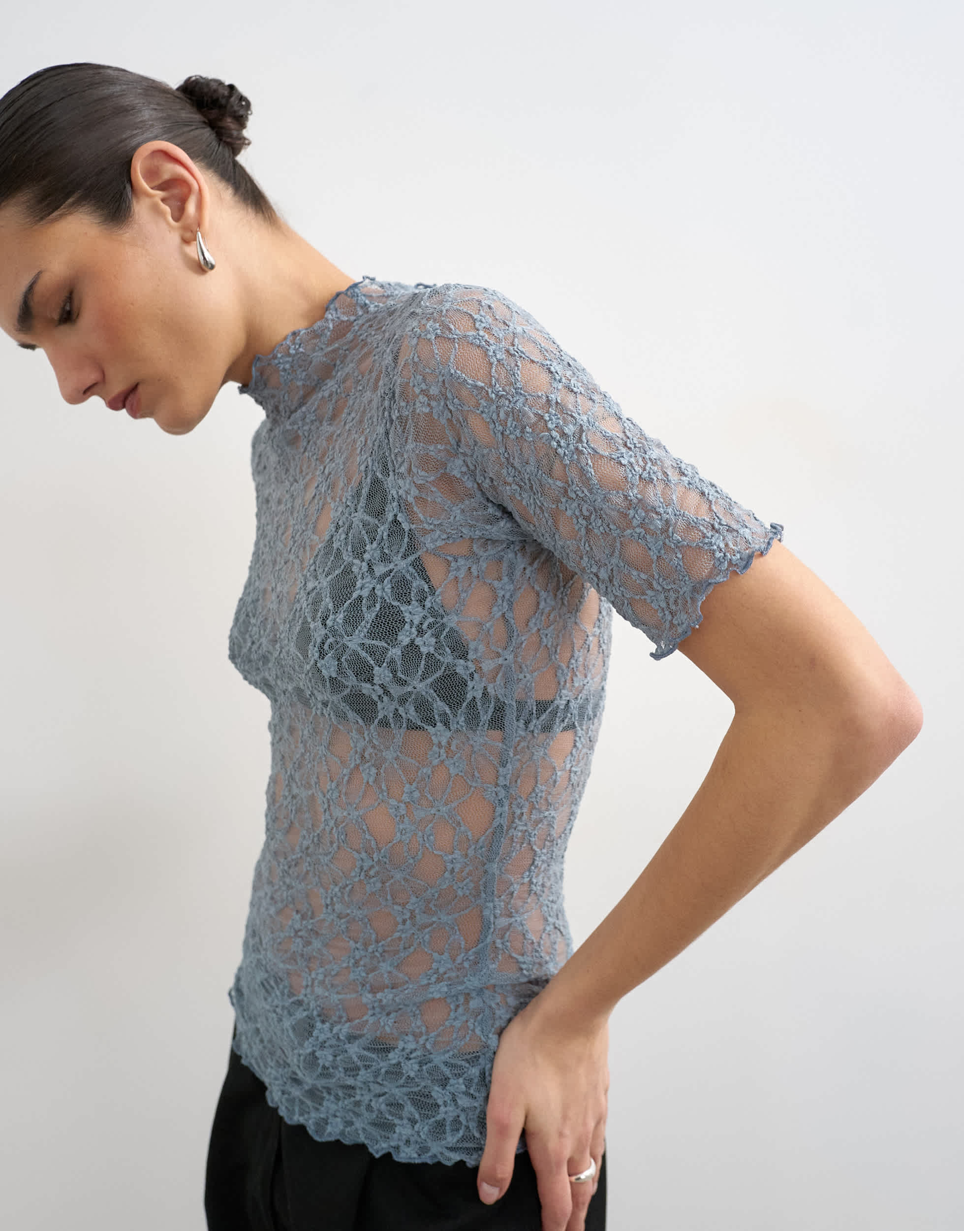 Topshop eng anliegendes Oberteil mit hohem Kragen und halbem Arm in Blau, Spitze