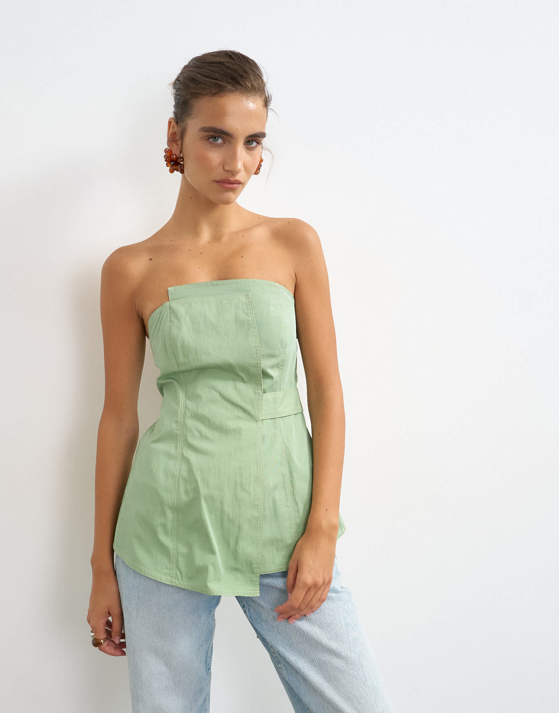 Strukturiertes, asymmetrisches Bandeau-Top von Topshop in Grün