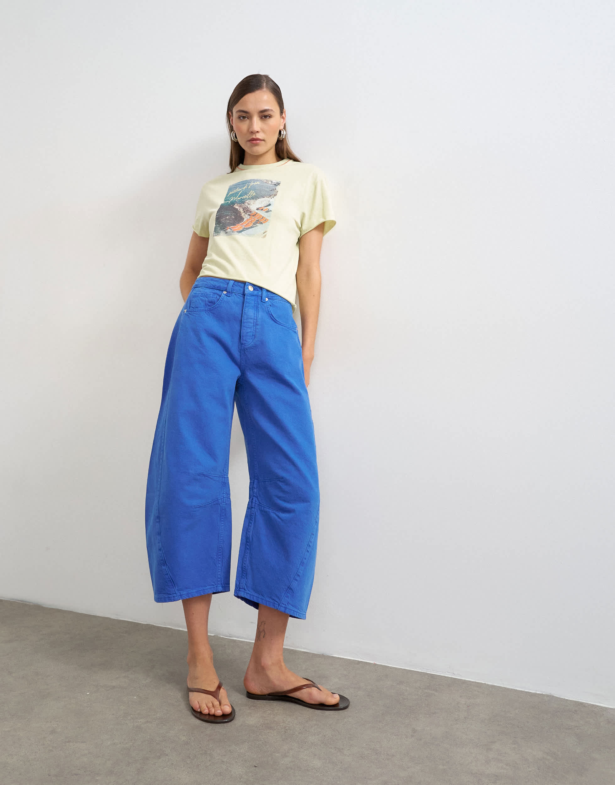 Topshop Mid-Rise Cropped Barrel Jeans in Kobaltblau