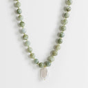 Collier perlé Topshop Marais avec pendentif perle en fausse pierre marbrée verte et blanche