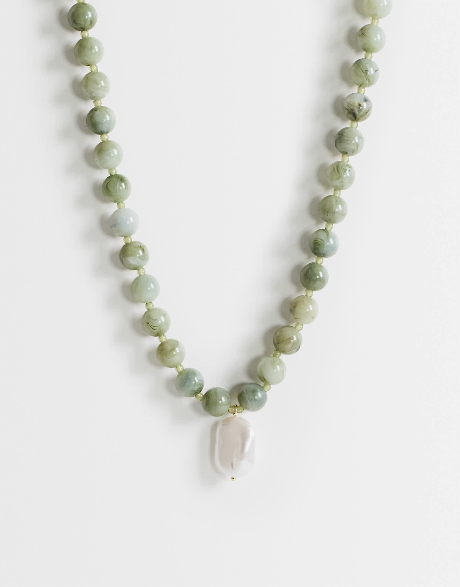 Collier perlé Topshop Marais avec pendentif perle en fausse pierre marbrée verte et blanche