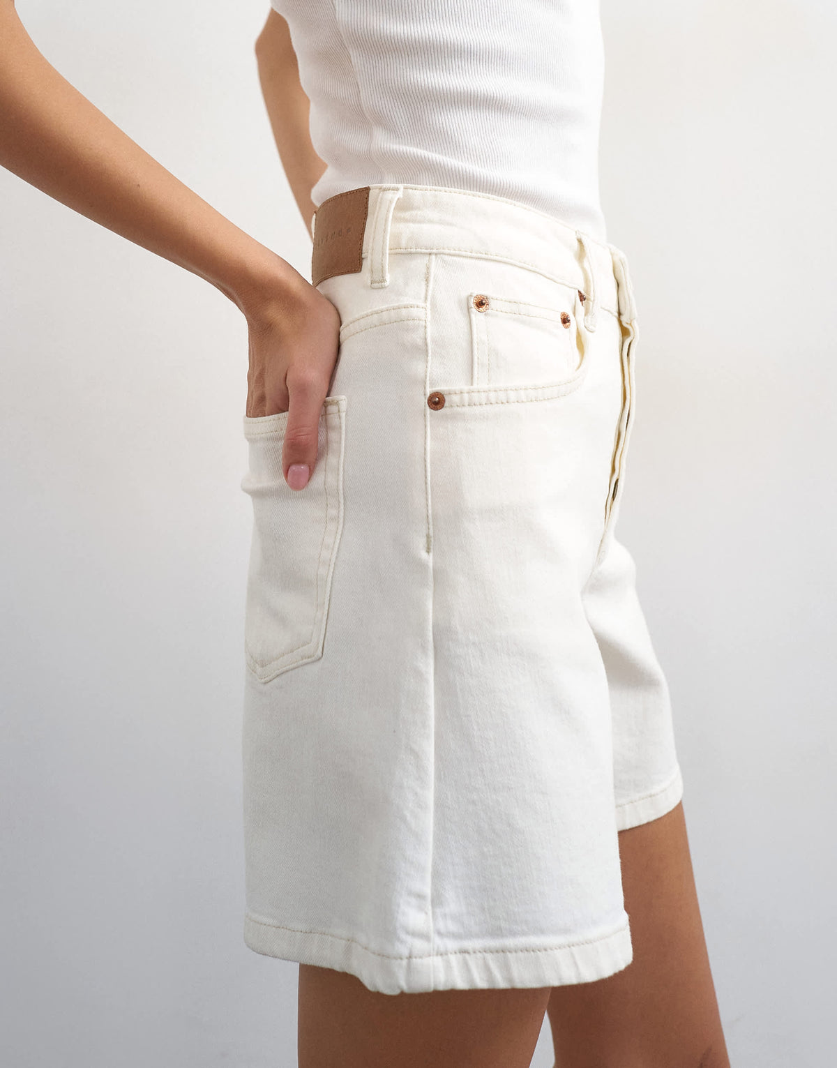 Topshop denim Editor comfort stretch short in bone