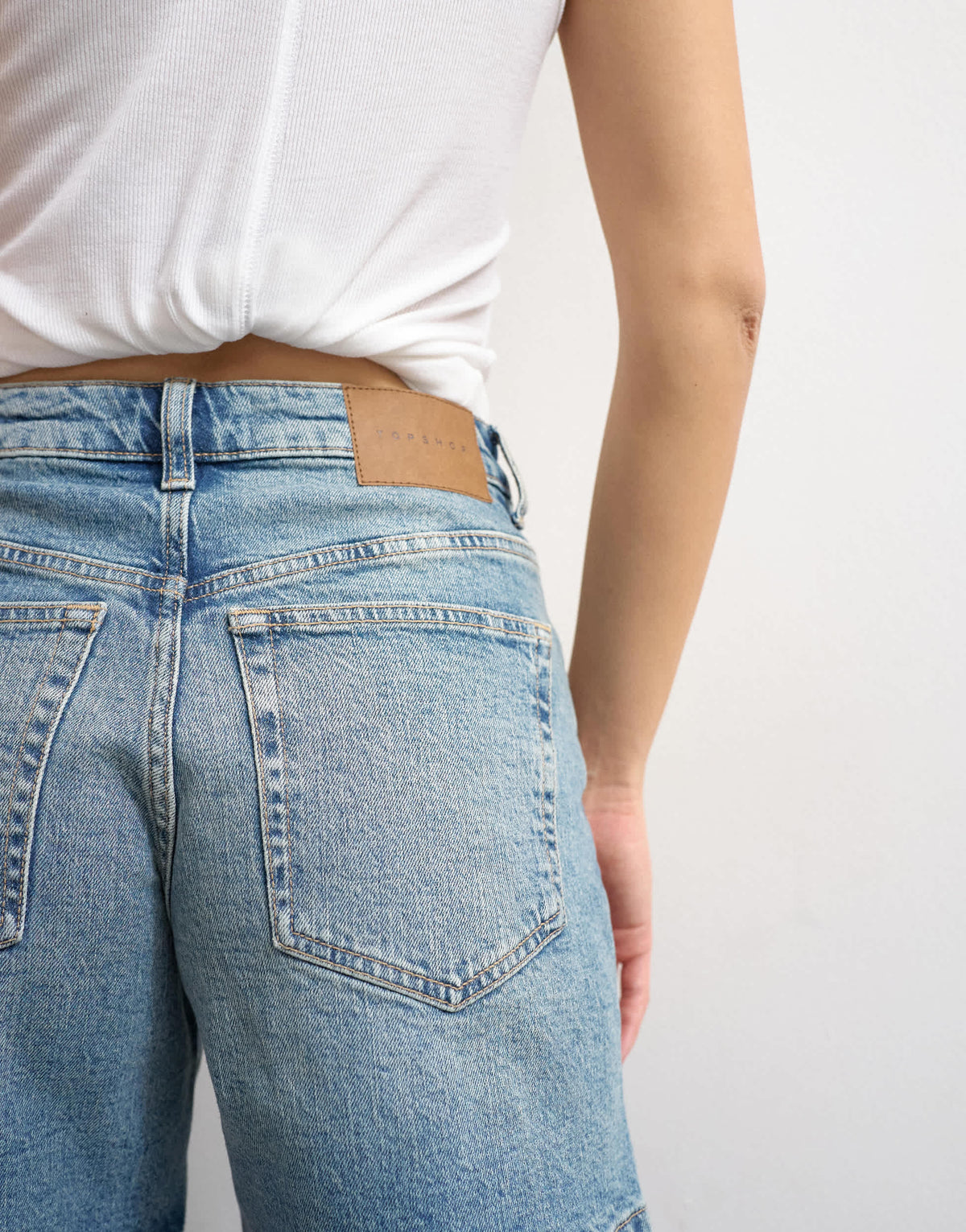 Topshop denim Editor comfort stretch short in bleach