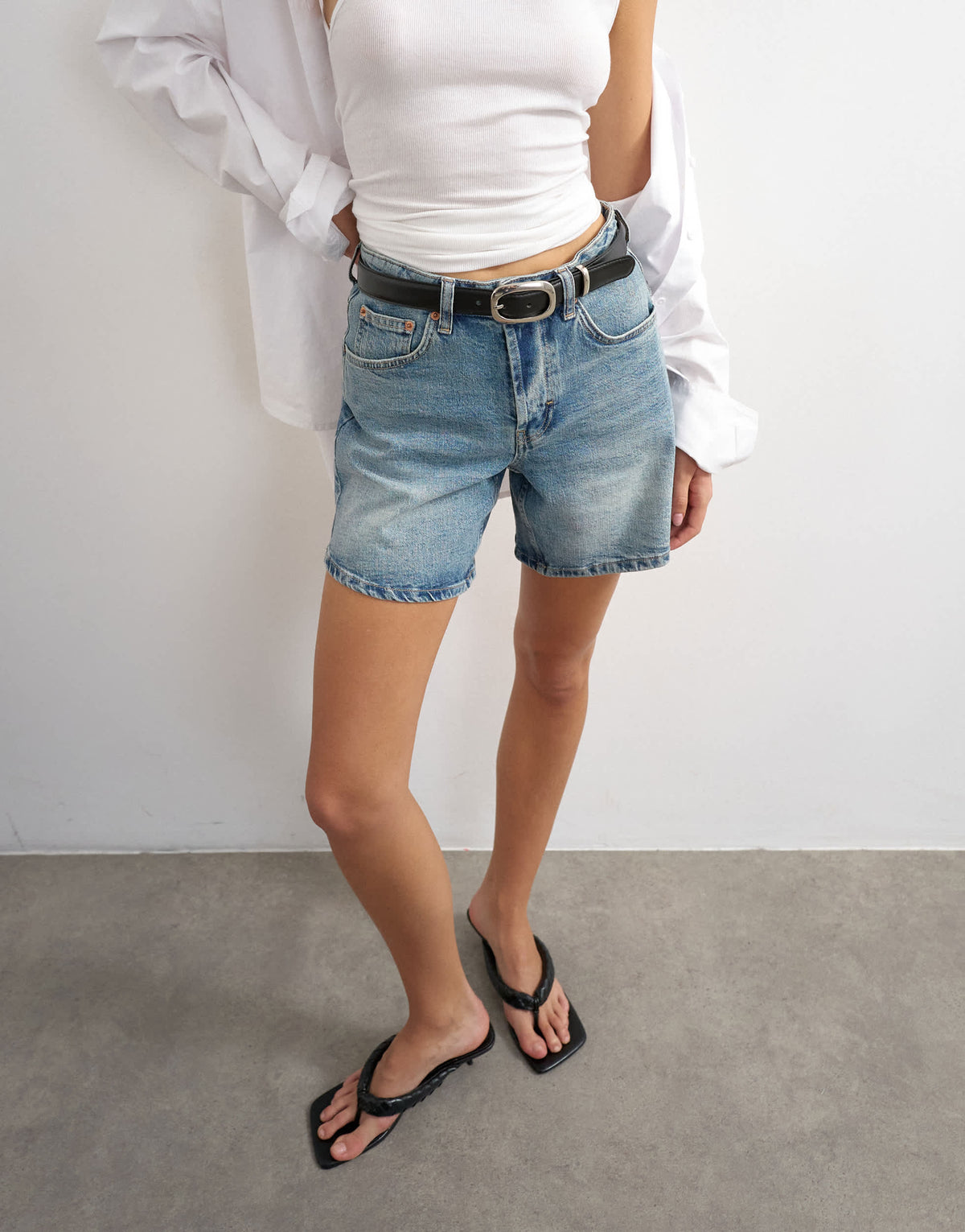Topshop denim Editor comfort stretch short in bleach