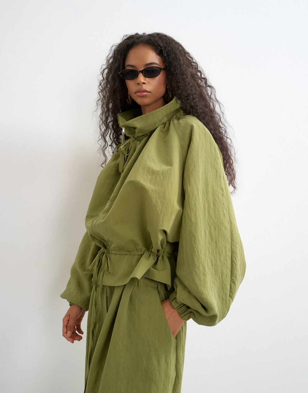 Veste de l'ensemble assorti Topshop à col en entonnoir et ceinture à nouer, couleur olive