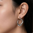 Boucle d'oreille asymétrique en créole étanche Topshop Drew argentée