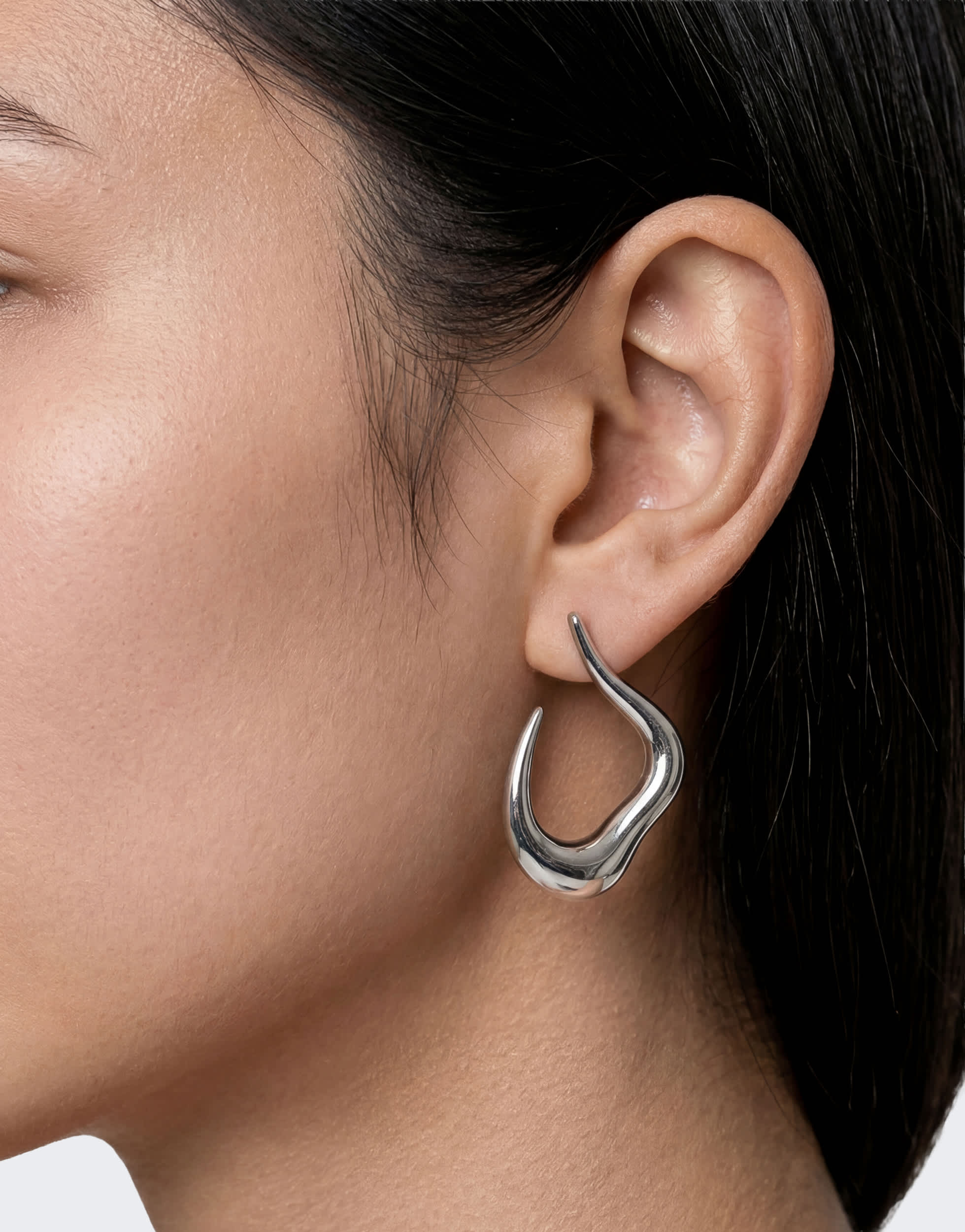 Boucles d’oreilles créoles asymétriques imperméables « Drew » de Topshop, en argent
