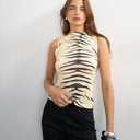 Topshop bedrucktes Mikrofaser-Top mit umgeschlagenem Krawattenausschnitt im Zebra-Look