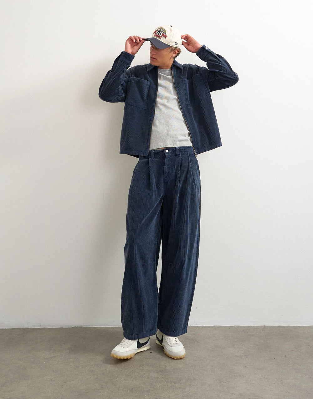 Topman-Hose aus Cord mit Barrel-Fit in gewaschenem Blau
