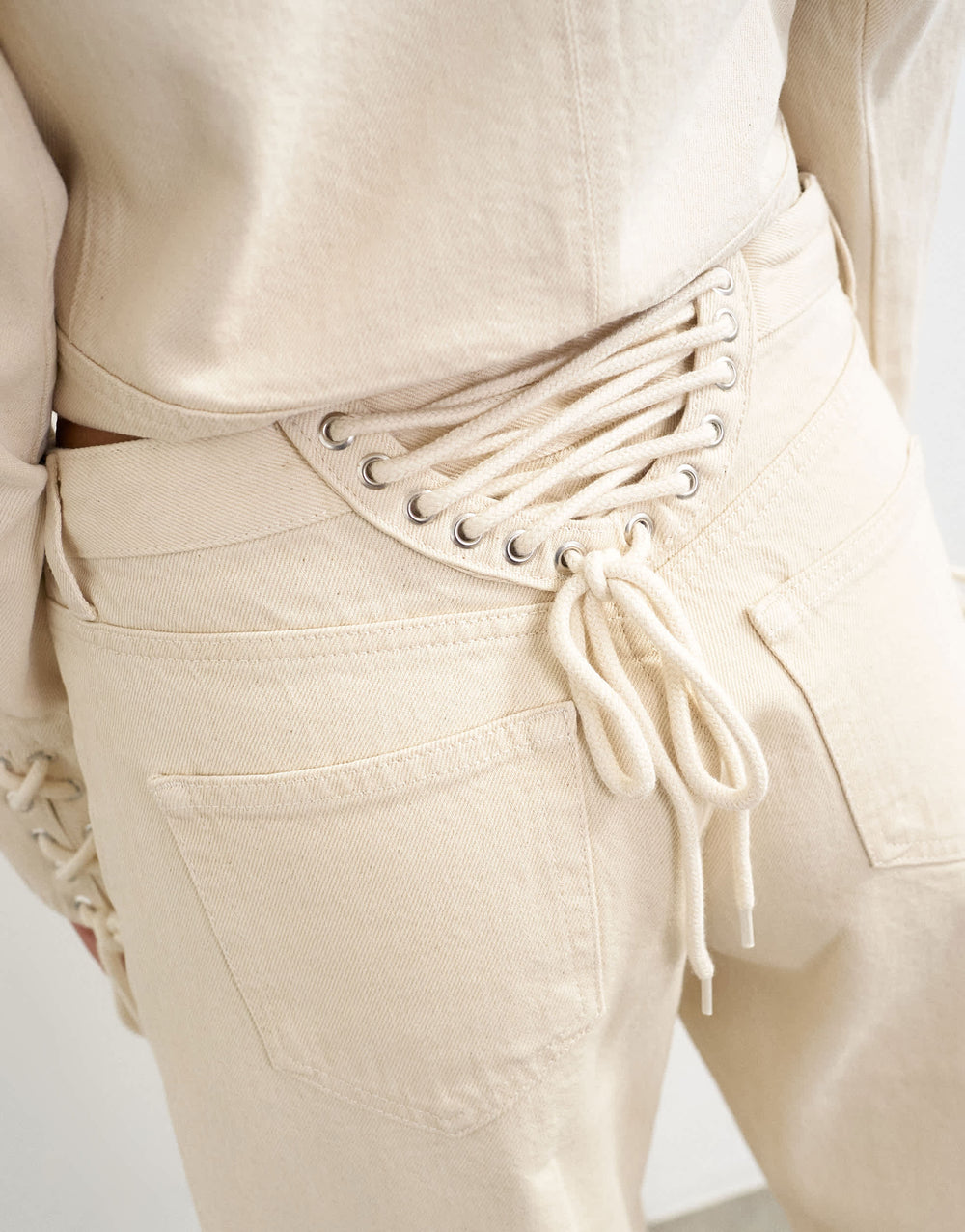 Jean Topshop Ember à taille basse, coupe droite décontractée, avec détail lacé, couleur avoine