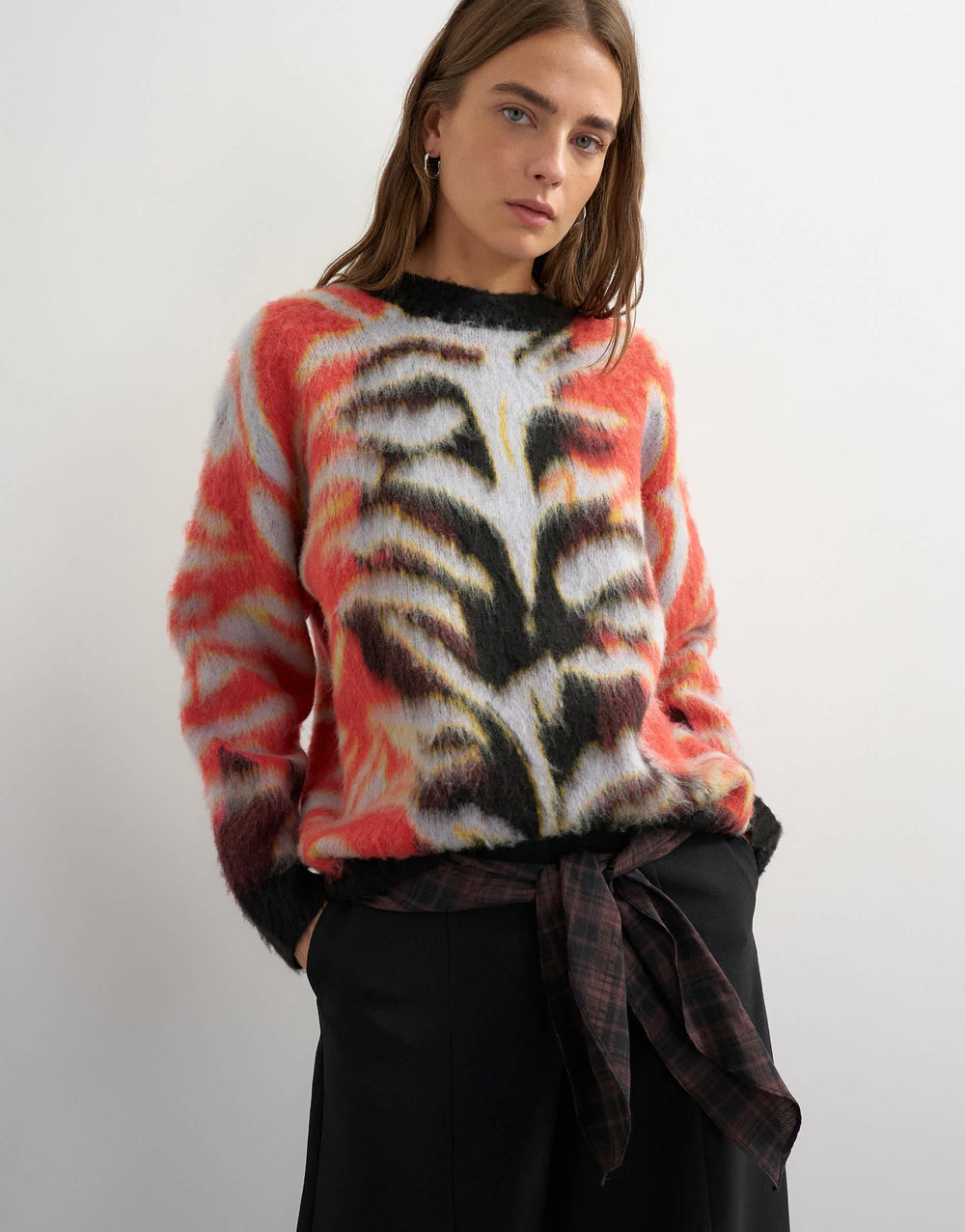 Topshop: Flauschiger, locker sitzender, gebürsteter Pullover mit Rundhalsausschnitt und abstraktem Muster in Rot