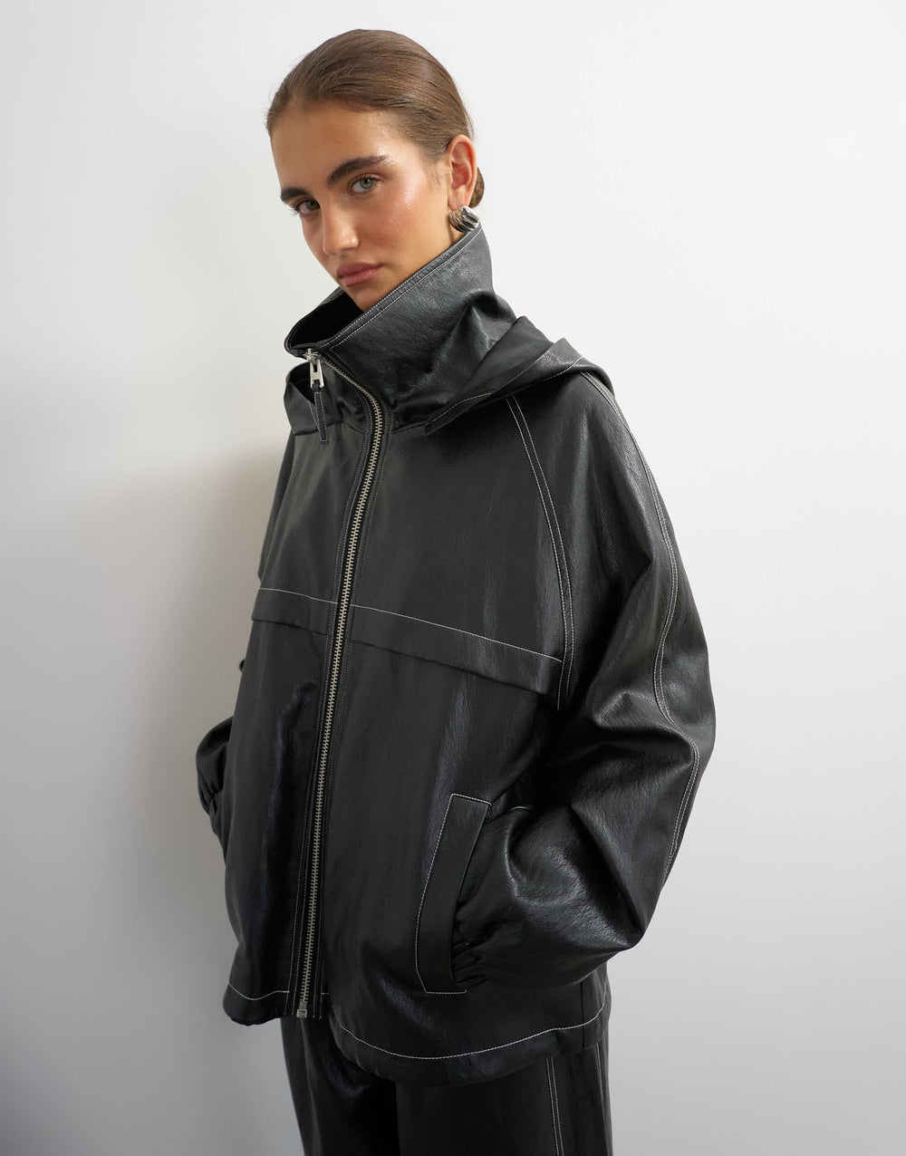 Topshop-Set: Kontrast-Kapuzenjacke aus Kunstleder in Schwarz