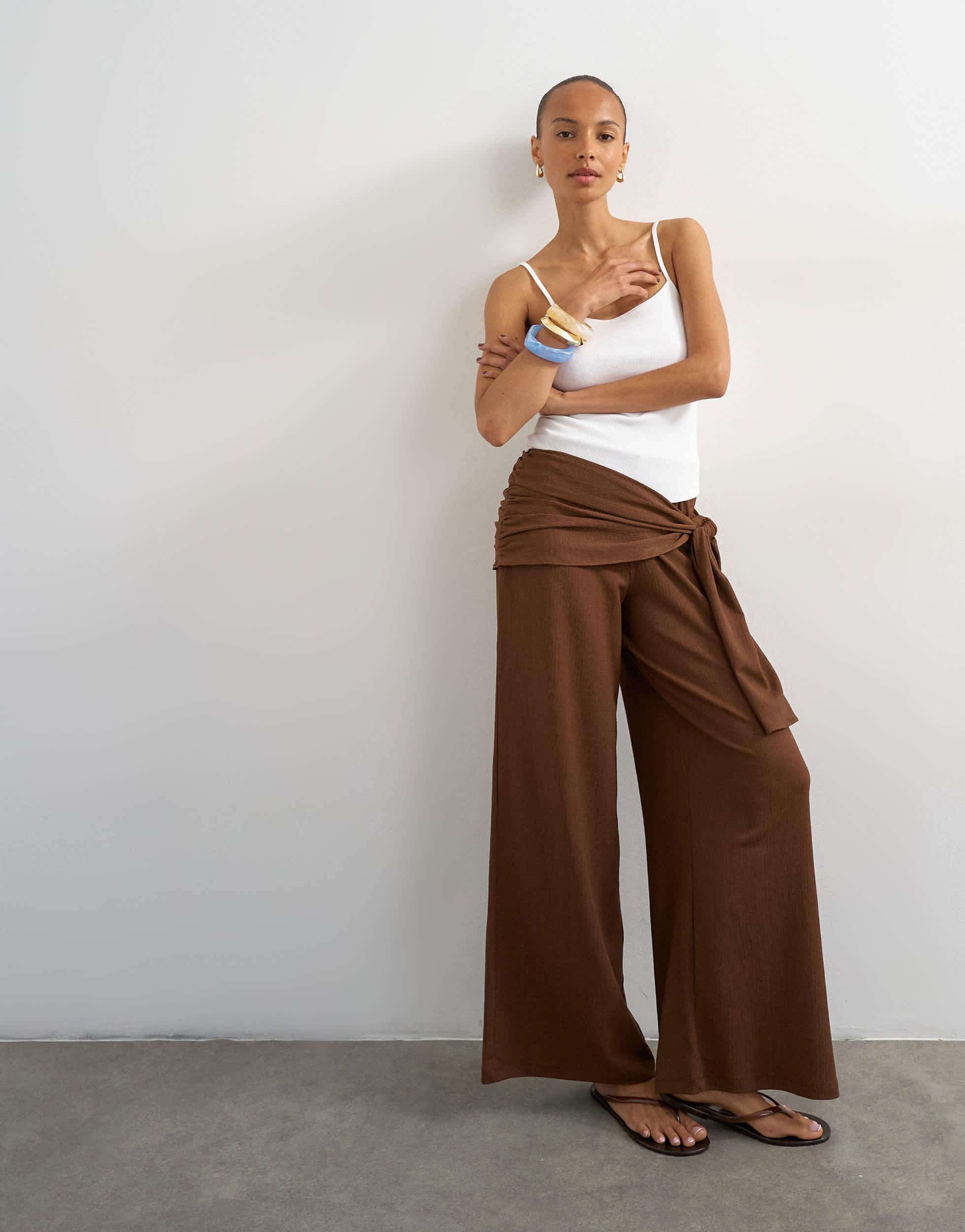 Pantalon Topshop plissé à détail écharpe portefeuille couleur chocolat