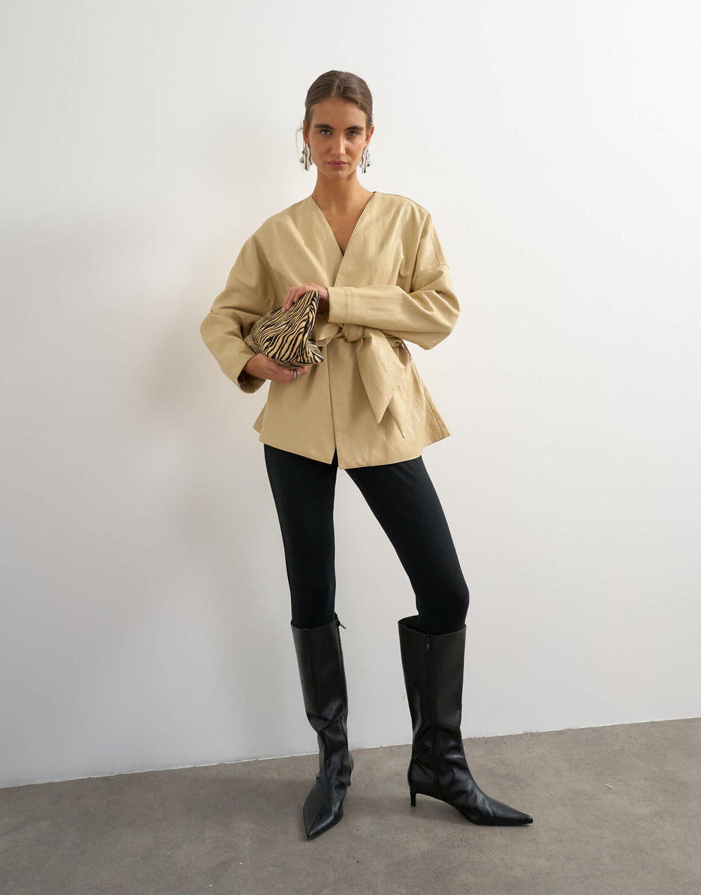 Haut Topshop en simili cuir avec nœud croisé, couleur « buttermilk »