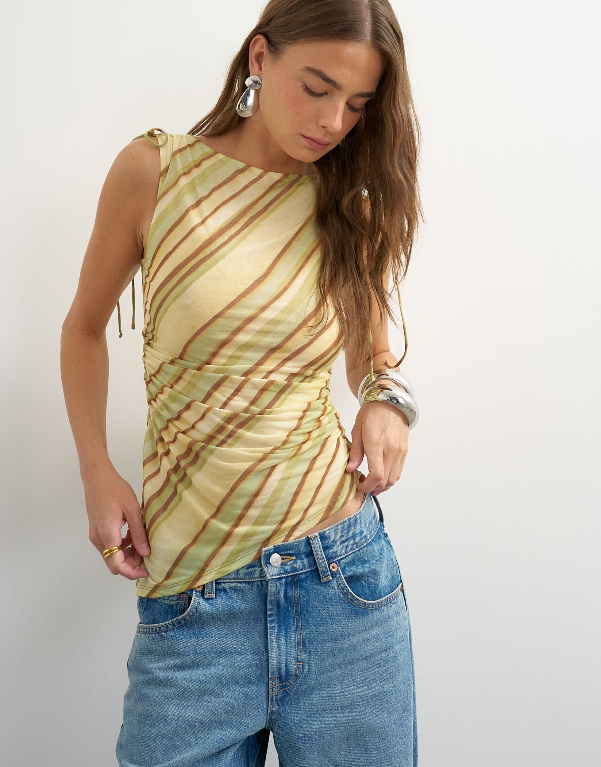 Topshop – Asymmetrisches Oberteil mit gestreiften Mesh-Einsätzen und gerafften Schultern in Braun