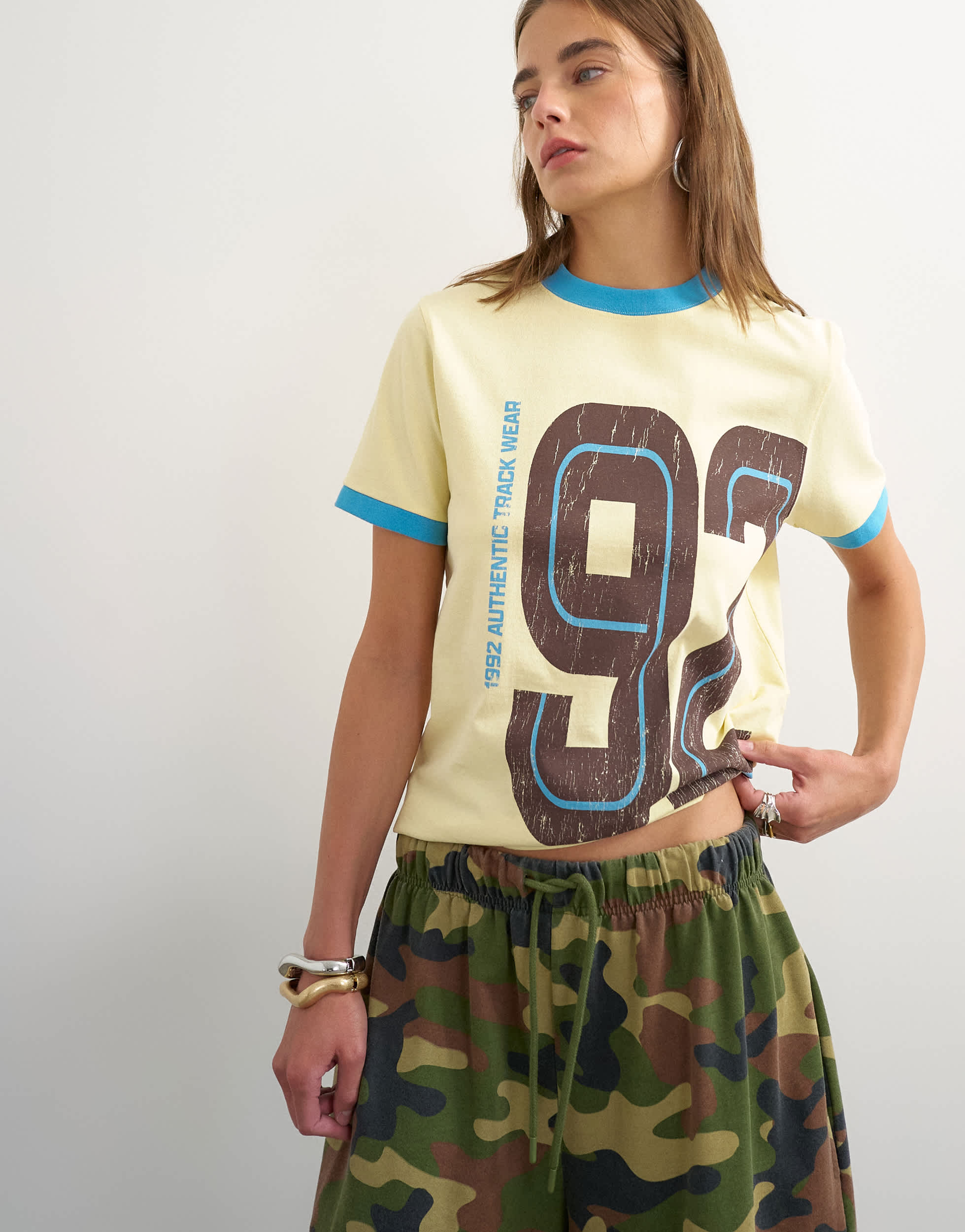 Topshop T-Shirt mit grafischem Colour-Block-Sleeve in Gelb