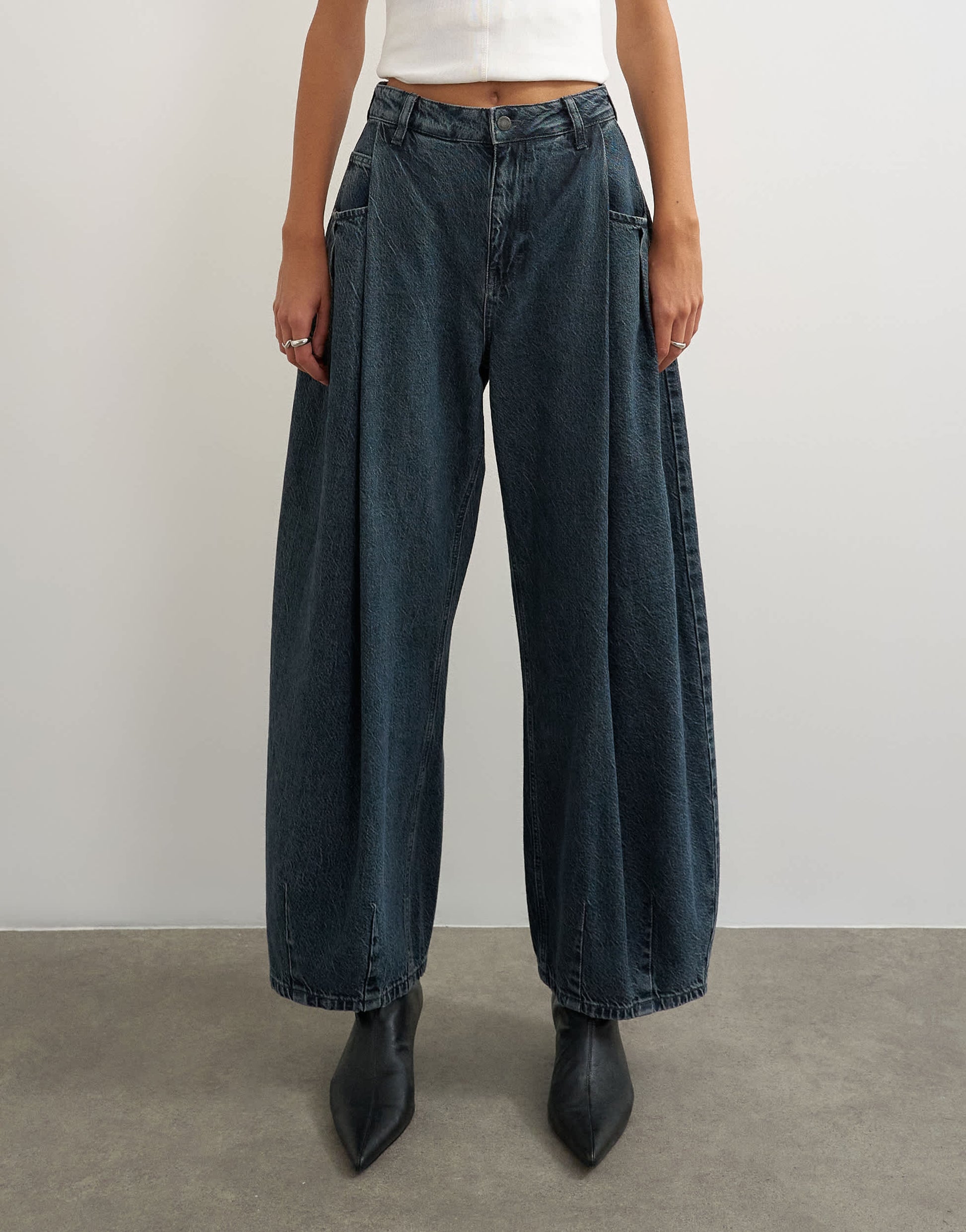 Topshop Cocoon mid rise barrel jean in blue black