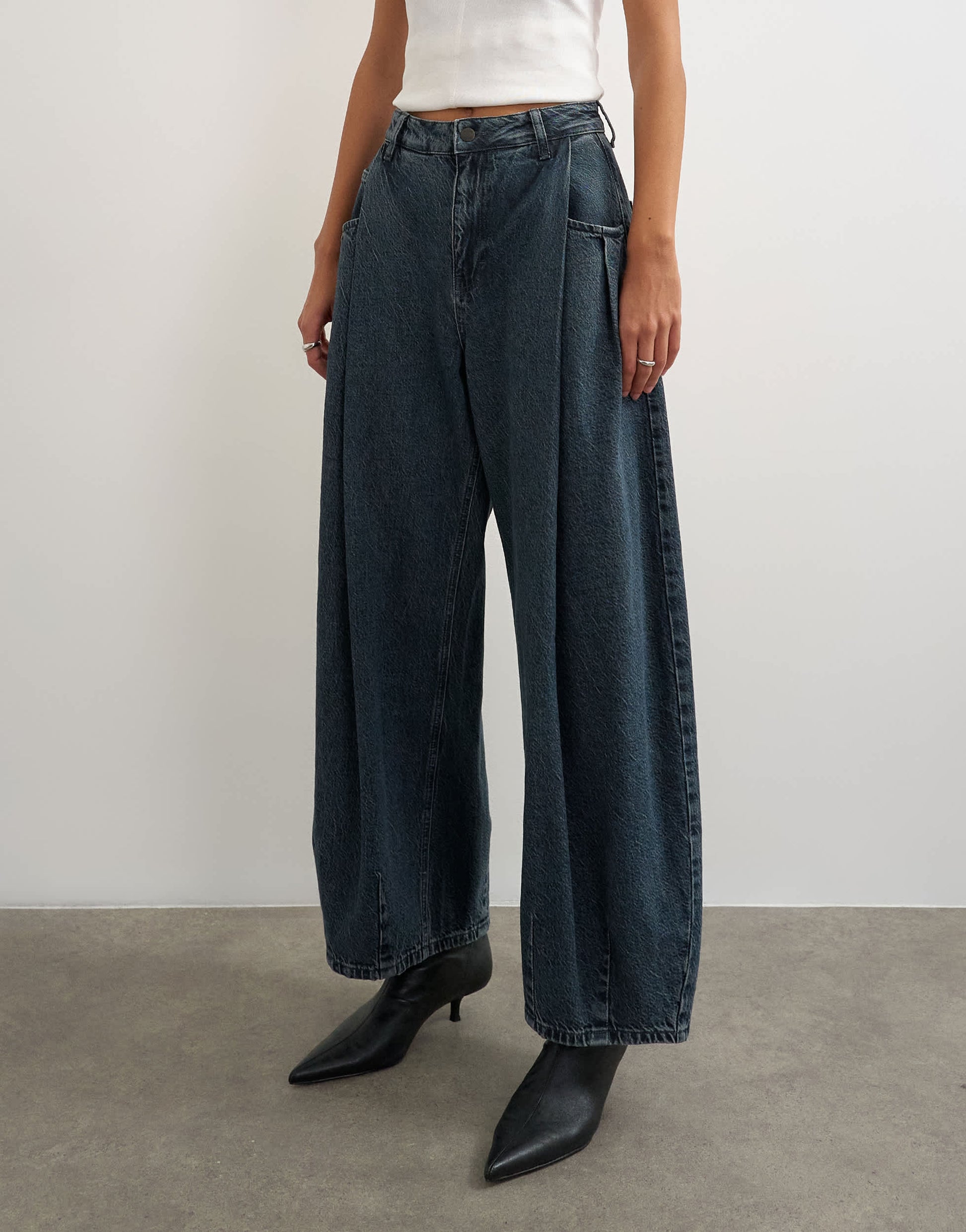 Topshop Cocoon mid rise barrel jean in blue black
