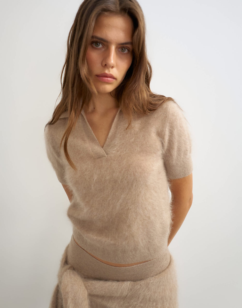 Topshop gestricktes, kombinierbares Premium-Polo-Top aus gebürstetem reinem Kaschmir in neutraler Farbe
